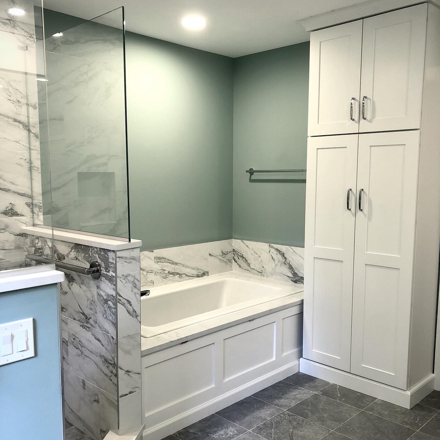 Full Bathroom Large Open Shower Bathtub With Cabinet Storage